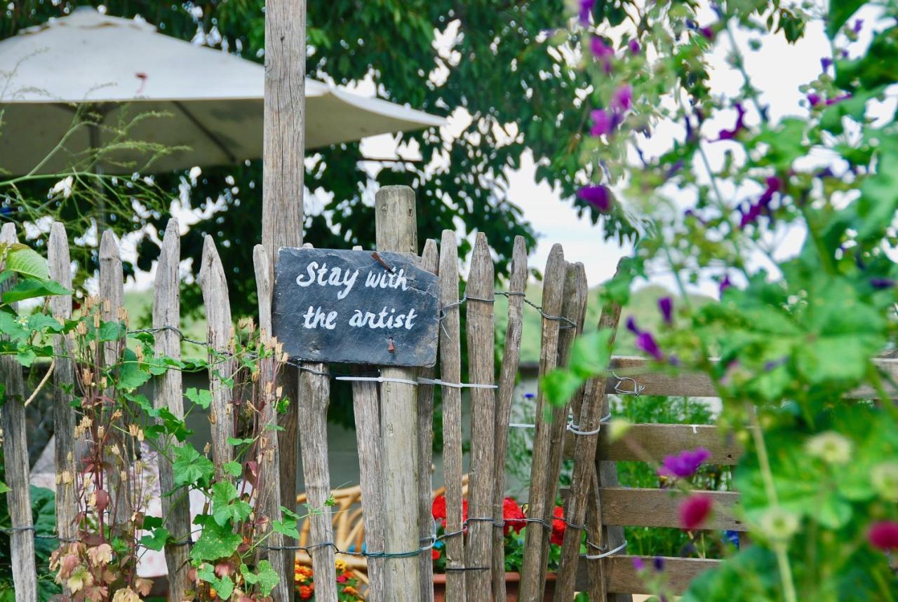 Staying With The Artist Teuven Eksteriør bilde